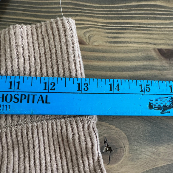 Abercrombie & Fitch Womens Ribbed Shorts Tan Size M Casual Summer Wear - Picture 6 of 7